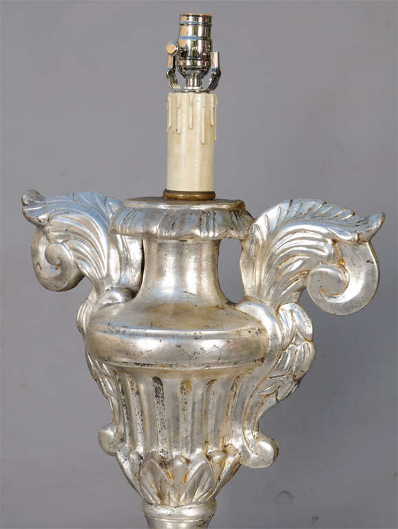 XIXe siècle Paire de lampes-urnes en argent doré du 19ème siècle avec base en forme de seau en vente