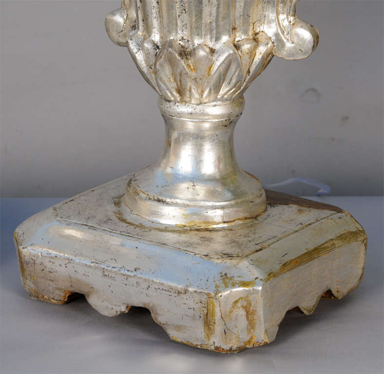 Bois Paire de lampes-urnes en argent doré du 19ème siècle avec base en forme de seau en vente