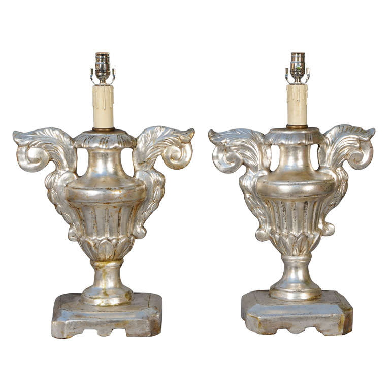 Paire de lampes-urnes en argent doré du 19ème siècle avec base en forme de seau