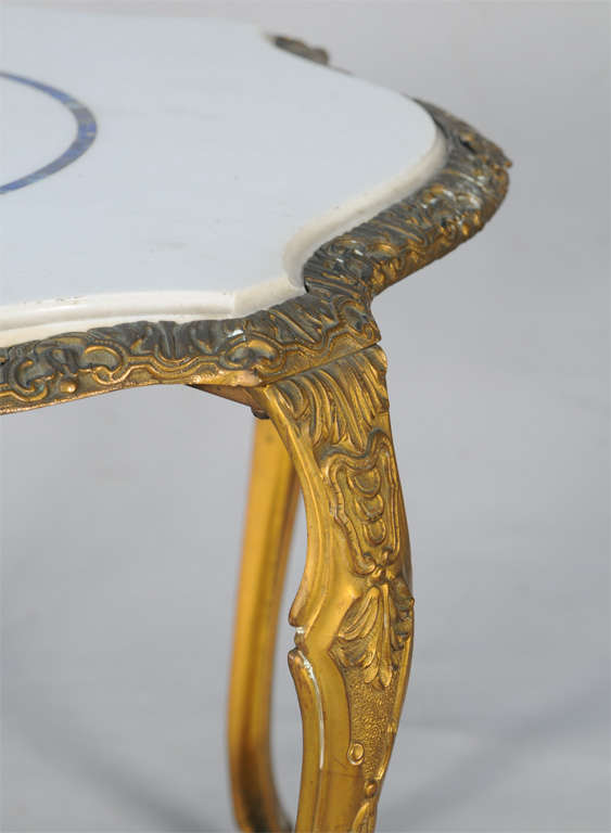 20ième siècle Spectaculaire table d'appoint en bronze doré avec plateau en marbre, lapis et malachite en vente