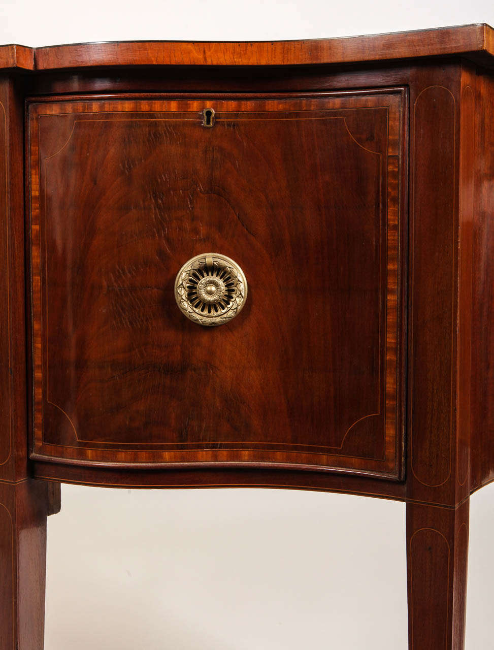 An English Mahogany and Satinwood Sideboard In Good Condition In Rome, IT