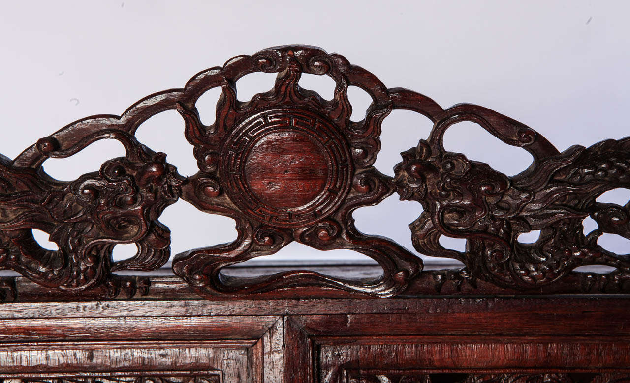 A Chinese  small openwork wood cabinet depicting Dragons In Good Condition For Sale In Rome, IT
