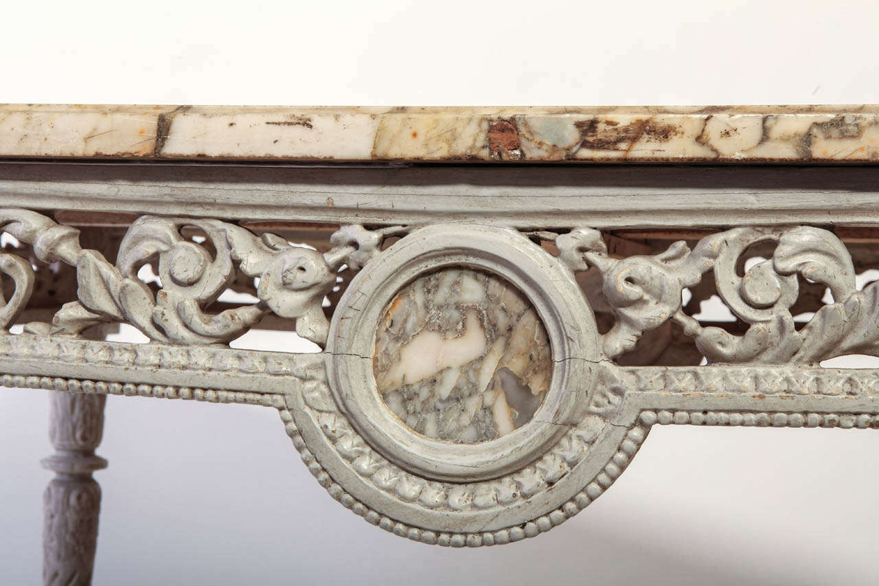 Fine 19th French Century  Ivory Painted Center Table with a Marble Top In Good Condition For Sale In Rome, IT