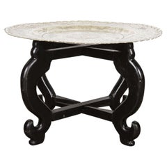 Plateau chinois en laiton sculpté à la main sur base pliante en bois