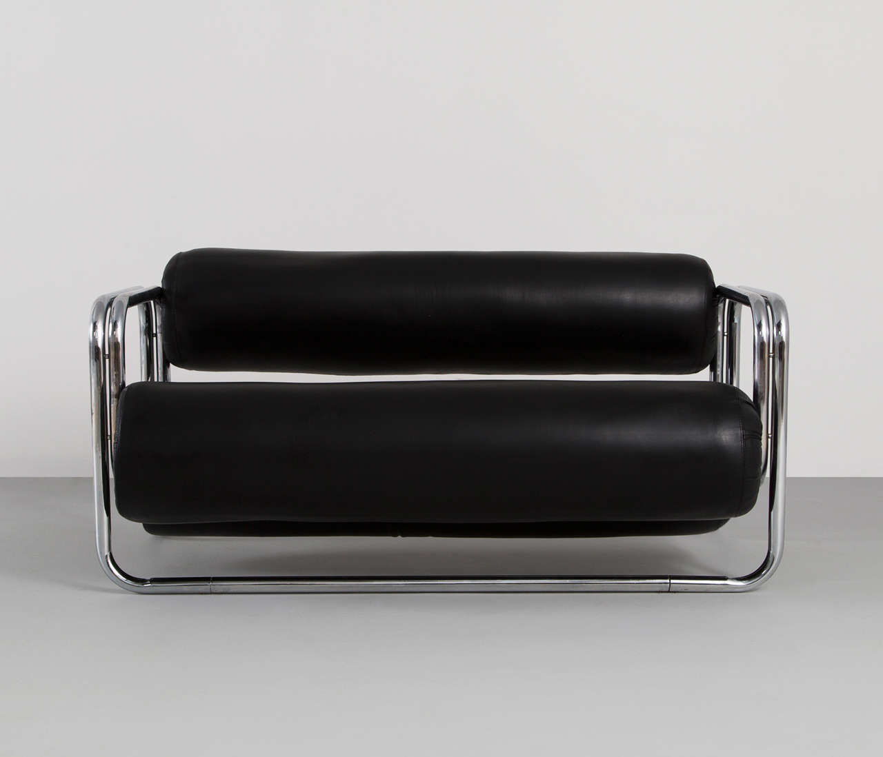 Sofa aus Stahl und Leder, Deutschland, 1960er Jahre. 

Interessantes Röhrensofa mit schwarzem Lederbezug. Der Rahmen besteht aus gebogenen Stahlrohren. Sitzfläche und Rückenlehne bestehen aus großen, mit Leder bezogenen 