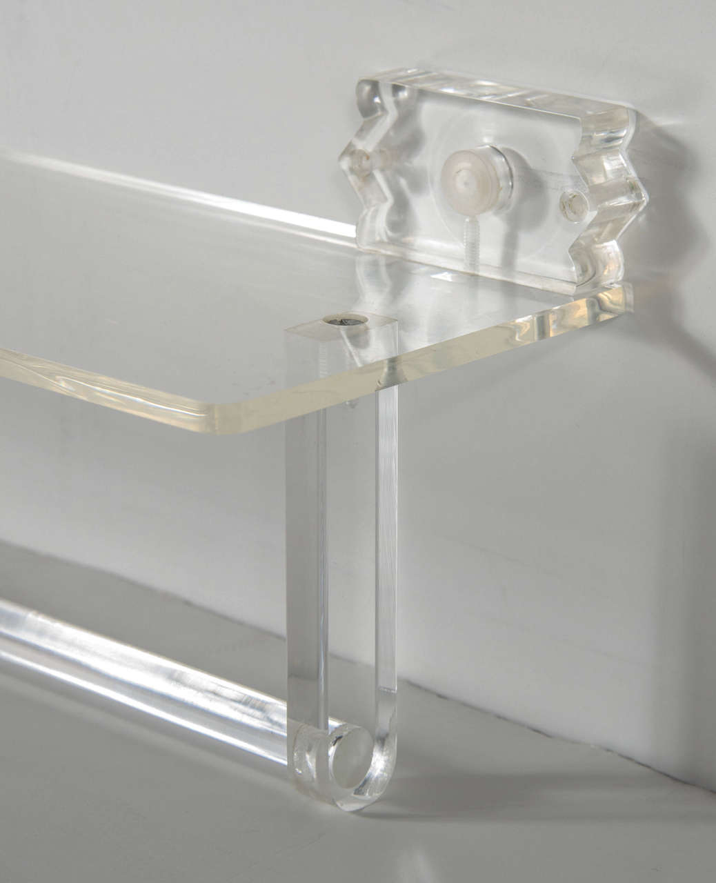 Mid-Century Modernist Lucite Towel Rail and Shelf In Excellent Condition In New York, NY