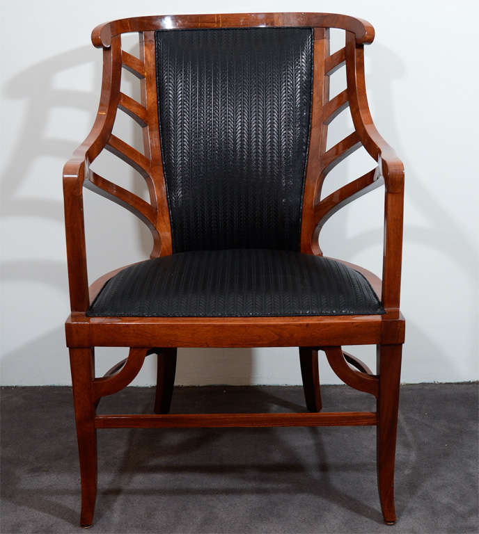 Gemütlicher Jugendstil im Stil von Henry van de Velde (1863-1957)<br />
ARMHÖHE:	26 in.<br />
SITZHÖHE:	16 Zoll.