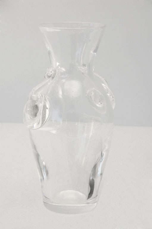 Une amphore en verre chic avec des détails de poignée décoratifs par Steuben Glass. Le vase mesure 5,5