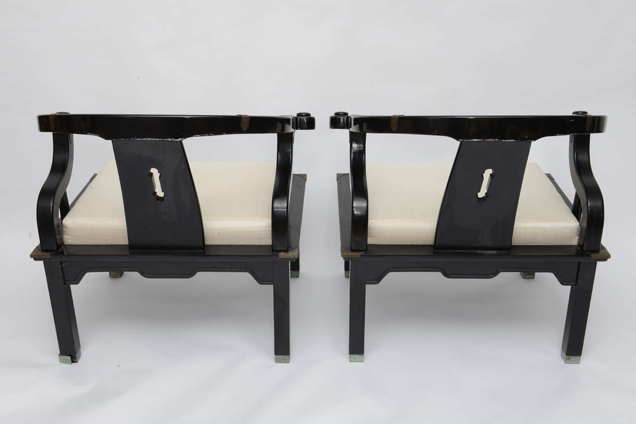 Mid-Century Modern Pair of Chinoiserie Style James Mont Chairs with Dupioni Silk Cushions 1960 For Sale