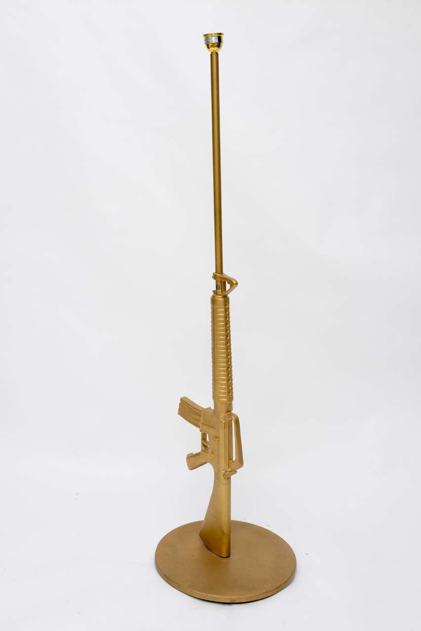 Wunderschöne Stehlampe in Lebensgröße mit Maschinengewehr von Philippe Stark.