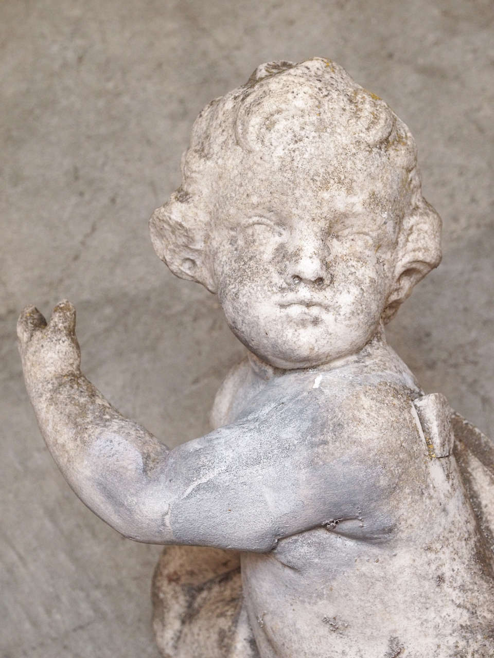 Pair 18thc Limestone Angels In Distressed Condition In New Orleans, LA