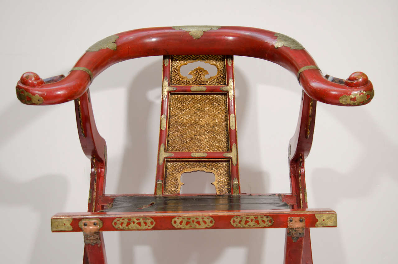 A Japanese Red Lacquer and Gilt Folding Chair In Good Condition For Sale In Long Island City, NY