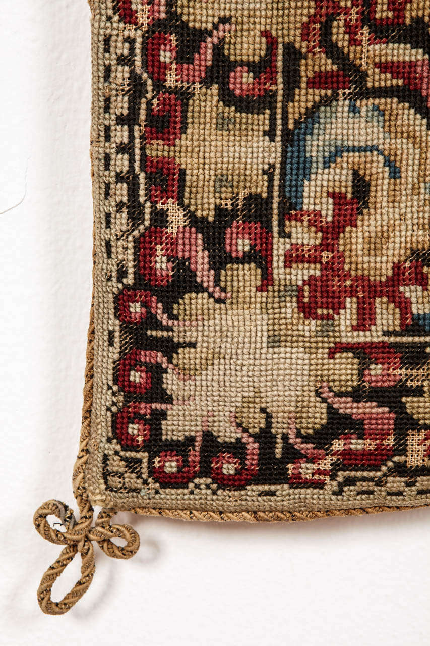 Ein äußerst feiner englischer Nadelspitzteppich, der für die höchste Qualität steht, die während der viktorianischen Ära gewebt wurde. Er ist mit einem Allover-Muster aus elfenbeinfarbenen Kartuschen verziert, die raffinierte florale Motive
