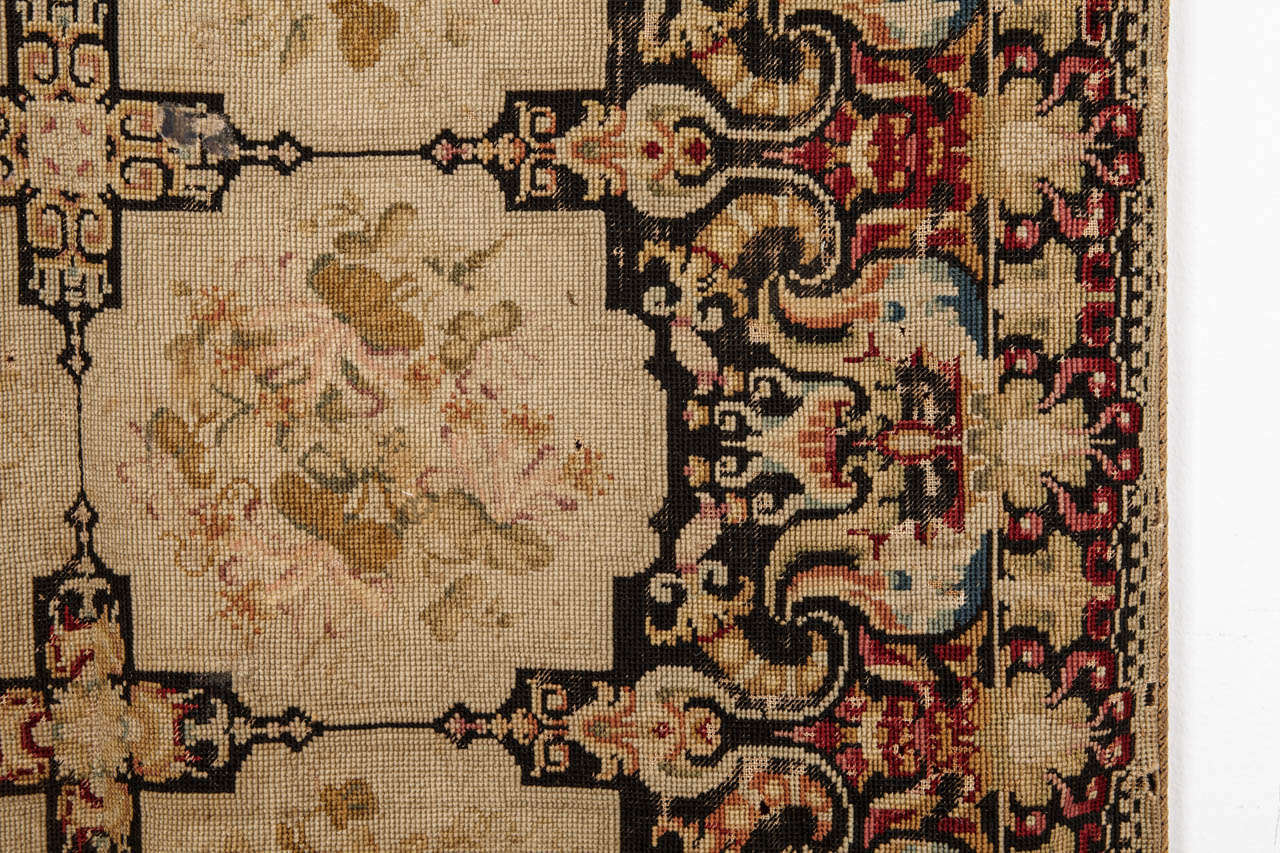 Antiker englischer Gobelinstickerei-Teppich im Zustand „Gut“ im Angebot in Milan, IT