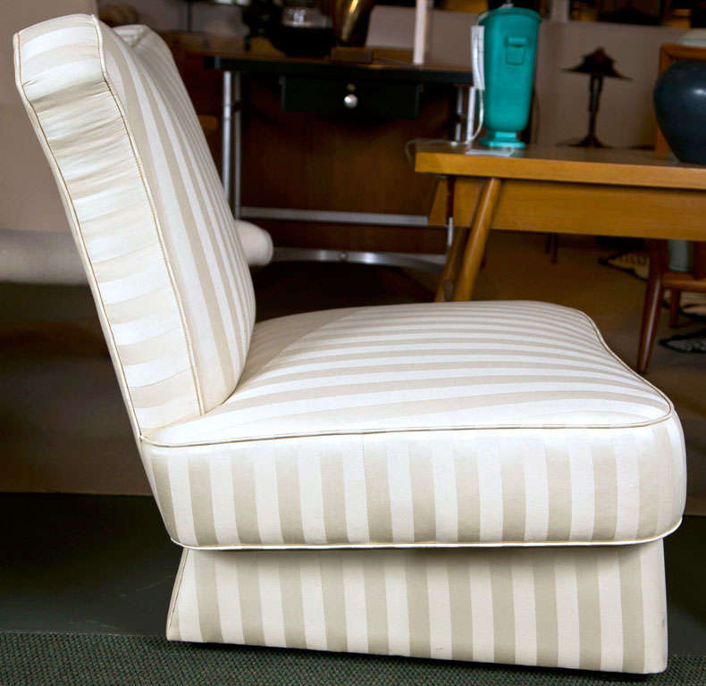 20ième siècle Paire de chaises pantoufles dans le style de James Mont. en vente