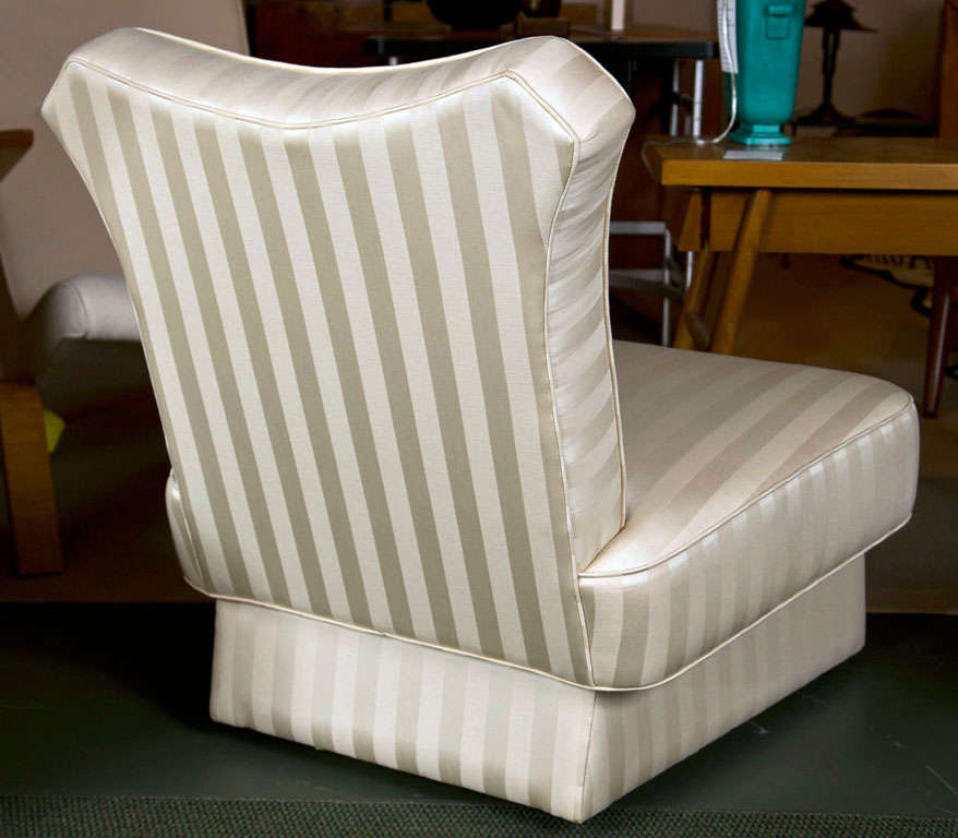 Paire de chaises pantoufles dans le style de James Mont. en vente 2