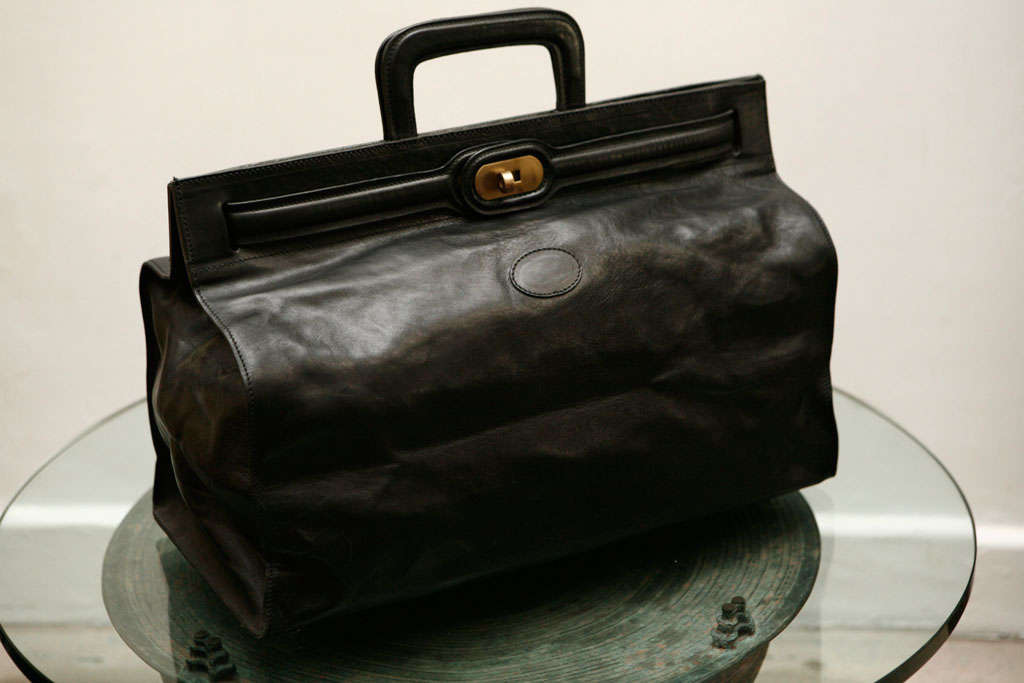 Sophisticated Vintage La Bagagerie hand-stitched inky black soft leather week end travel bag. Doctor Bags are back don't miss the opportunity to own this one.
Elegant, Classic, Chic,travel in style with this single-star baggage with exquisite