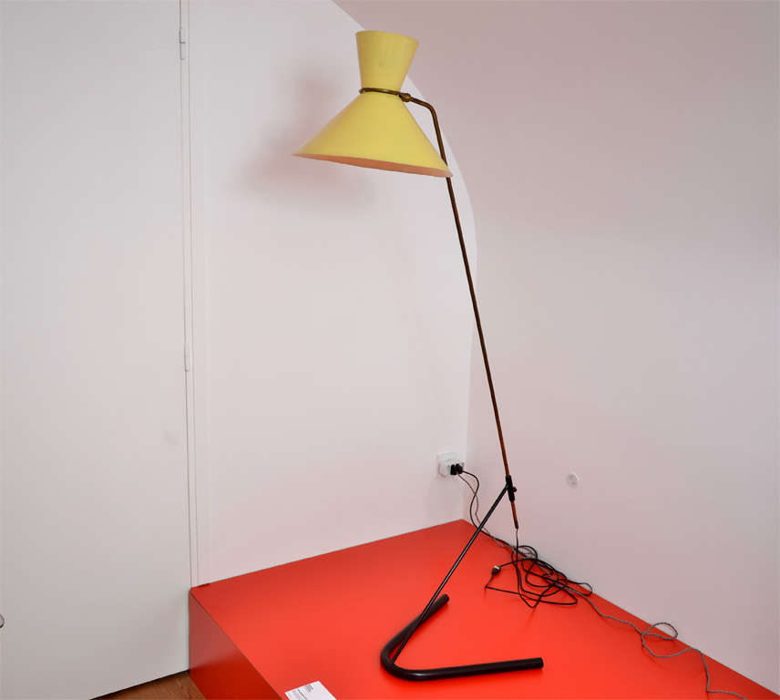 Pierre Guariche floor lamp G21 Prototype Disderot edition 1950

A lampshade in traditional fabric is offer with the floor lamp