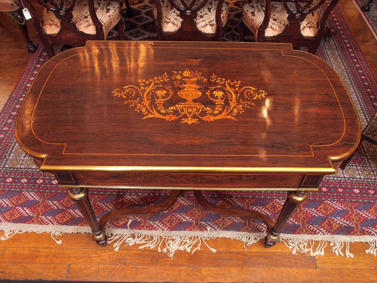 Français Ancienne table centrale française en bois de rose avec incrustations en bois exotique en vente