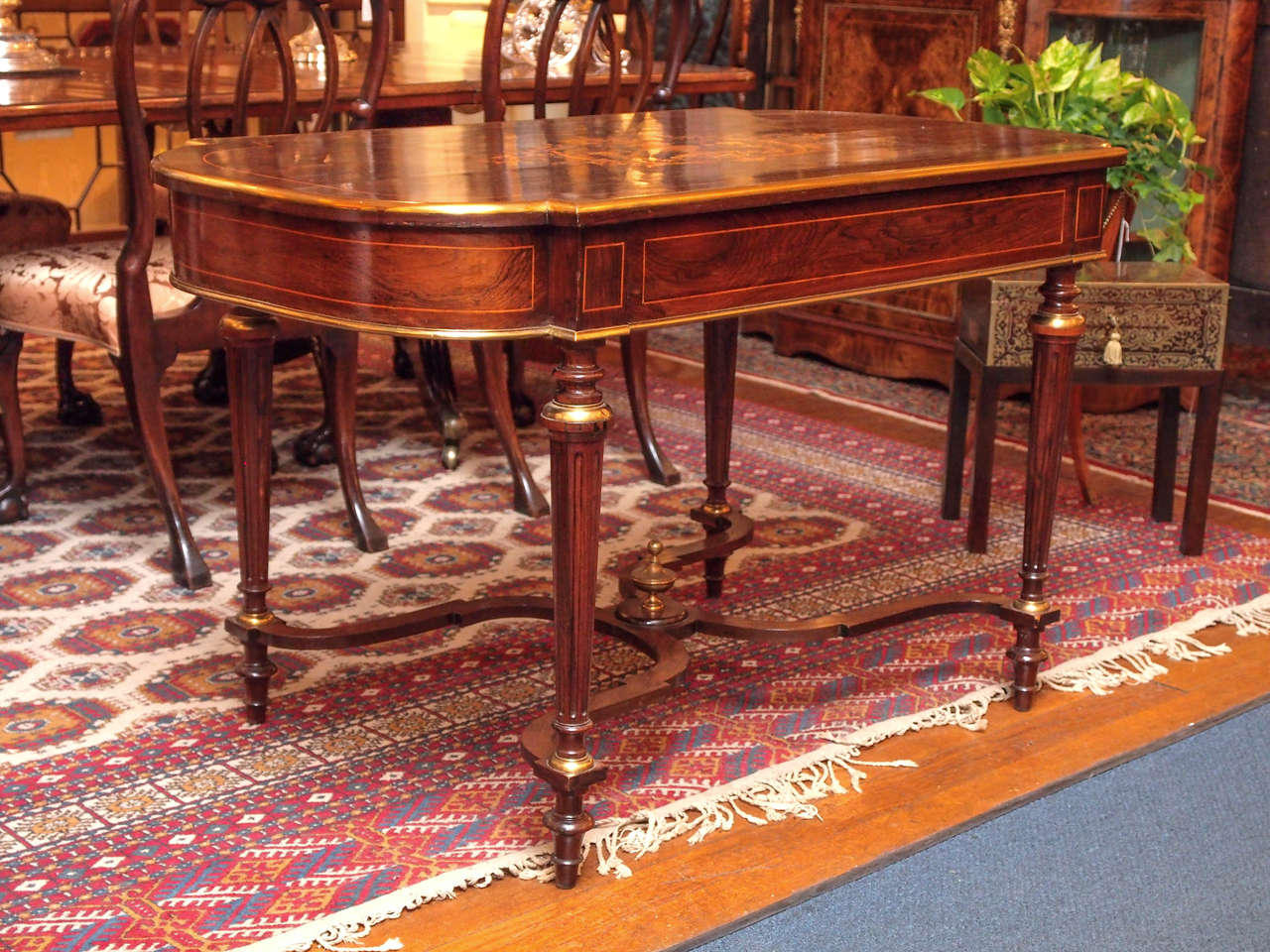 Ancienne table centrale française en bois de rose avec incrustations en bois exotique en vente 2