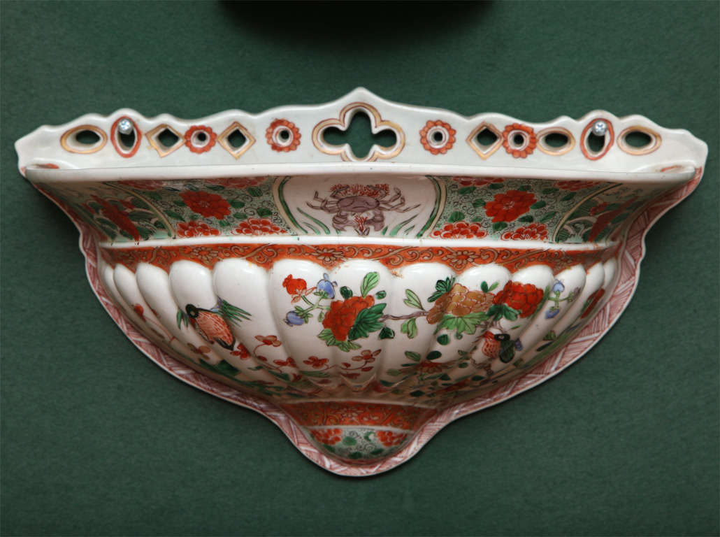 French Antique Samson porcelain famille verte lavabo and cistern, 19th Century