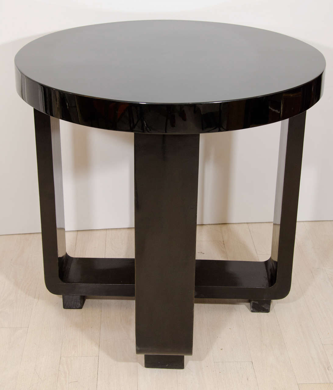 Round Black Lacquered Table at 1stdibs