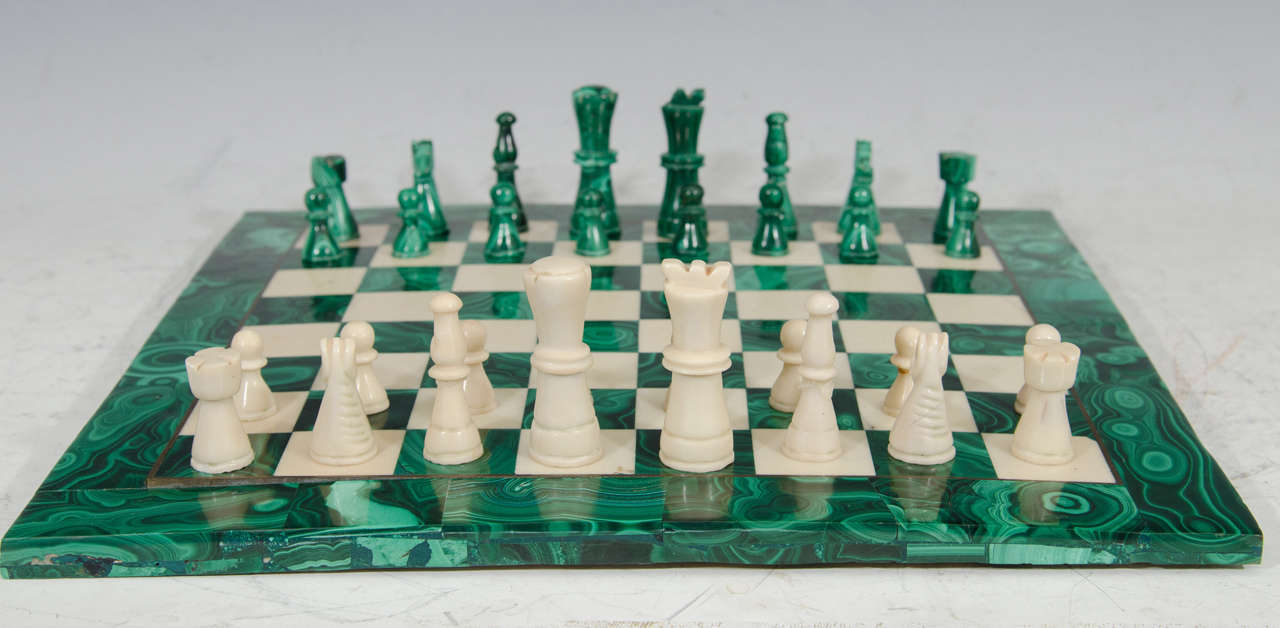 Un jeu d'échecs du milieu du siècle en malachite et marbre avec un jeu complet de 32 pièces. 

Bon état avec une usure appropriée à l'âge. Réparations mineures.