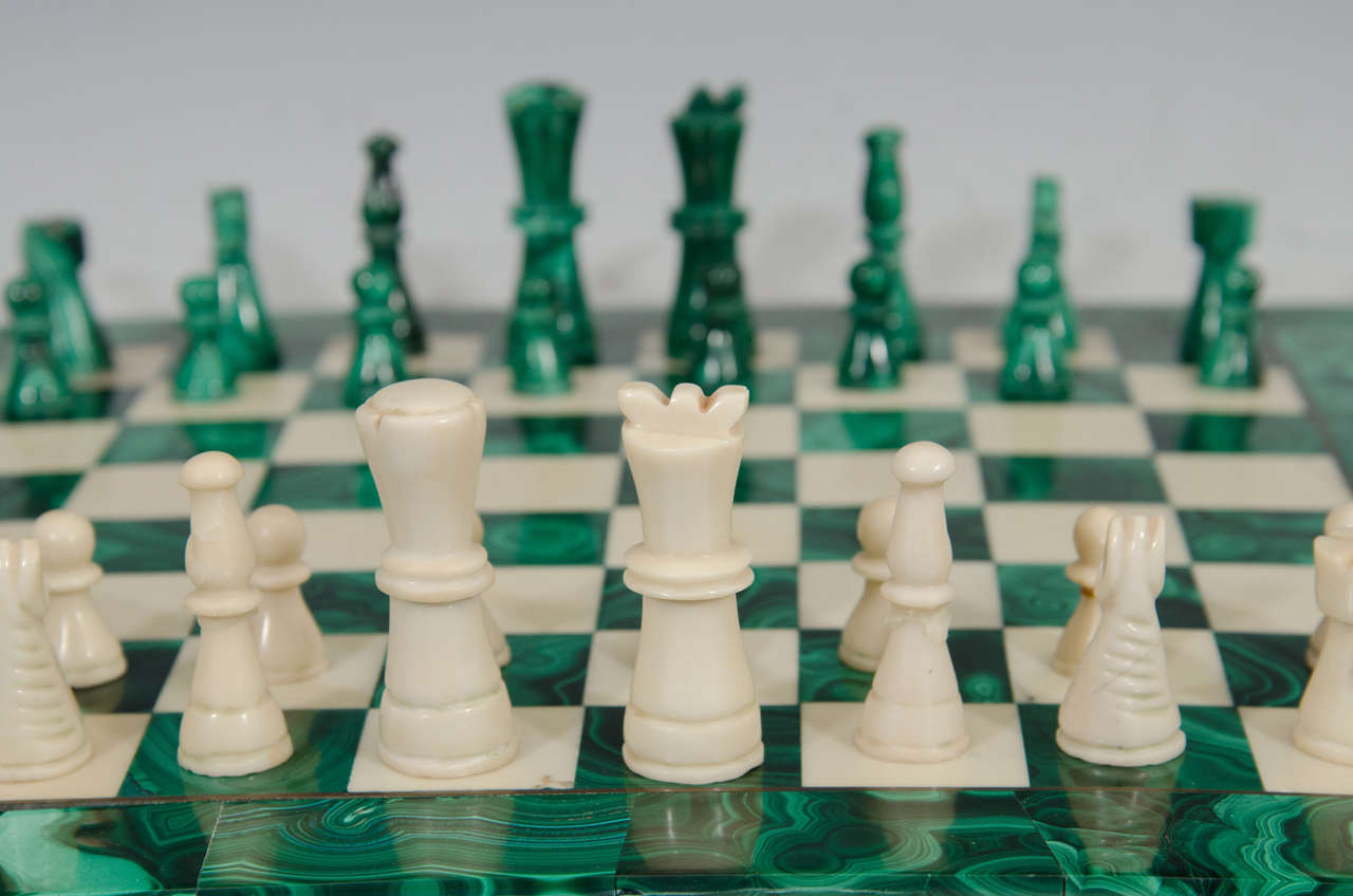 Malachite Jeu d'échecs du milieu du siècle en malachite et marbre Plateau de jeu et pièces