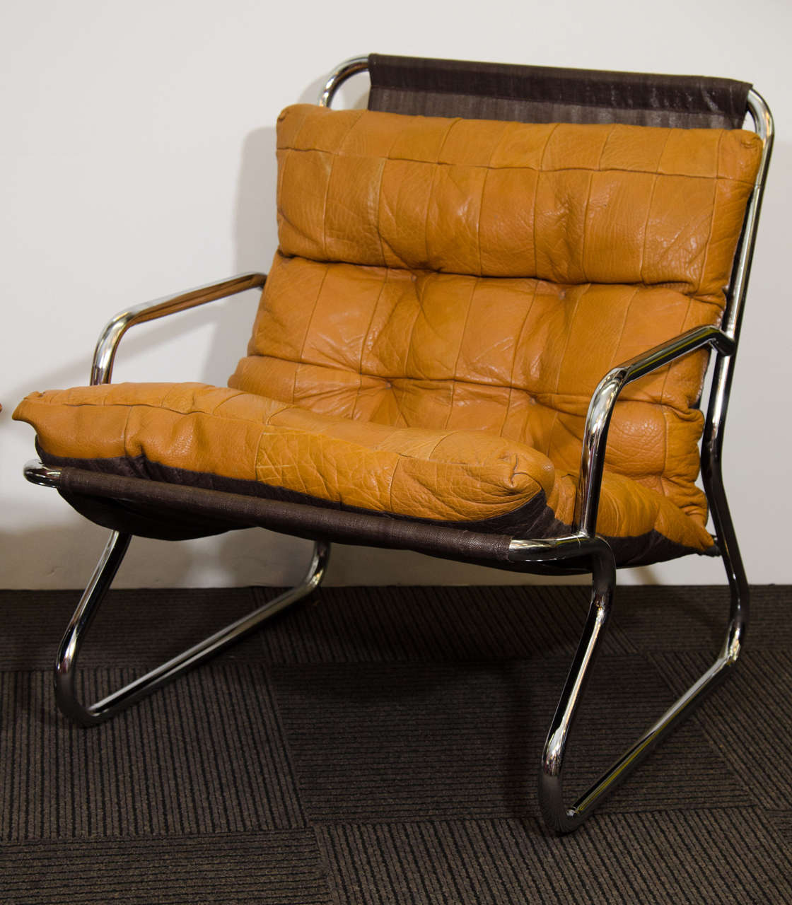 Scandinavian Modern Danish Modern Set of Two Tubular Chrome and Leather Lounge Chairs For Sale