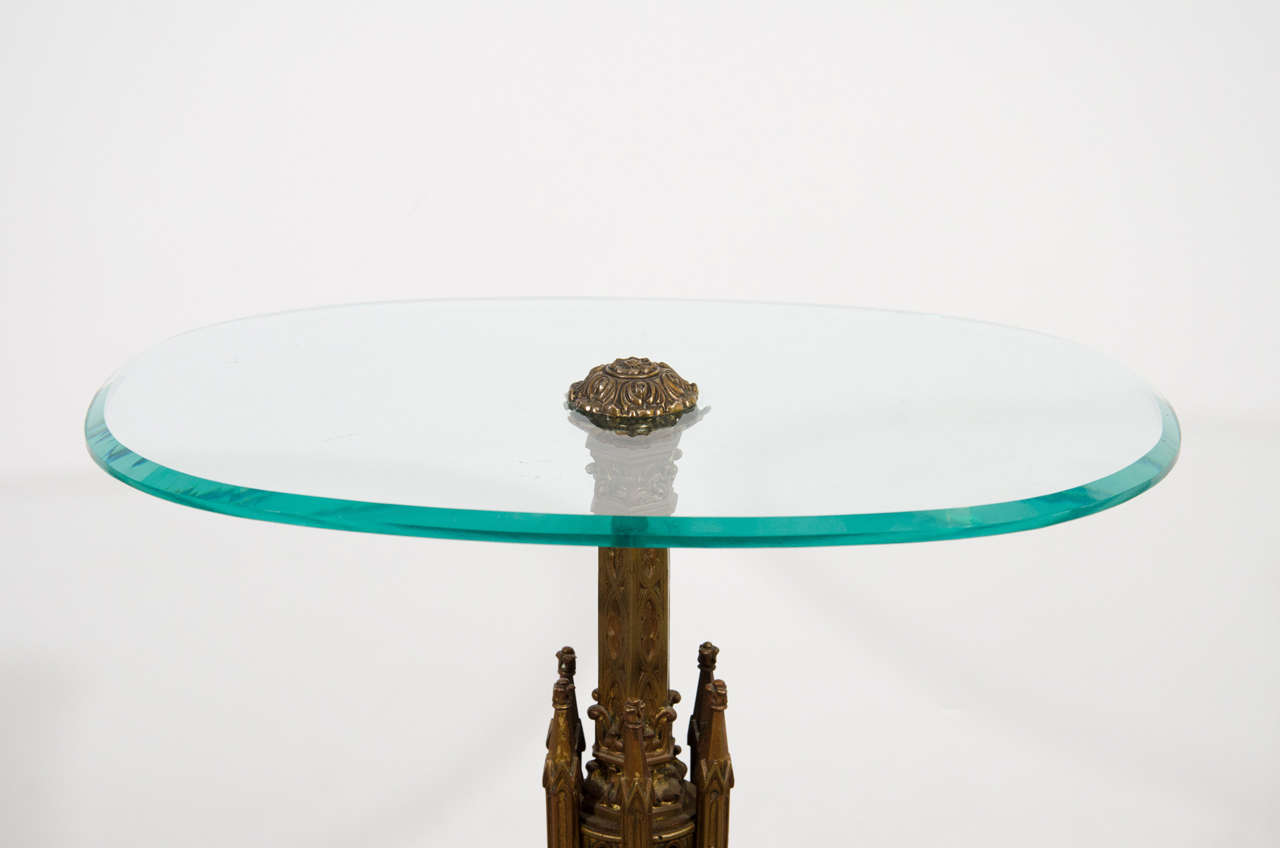 Paire de tables d'appoint ou de bout italiennes gothiques en laiton, verre et marbre travertin en vente 8