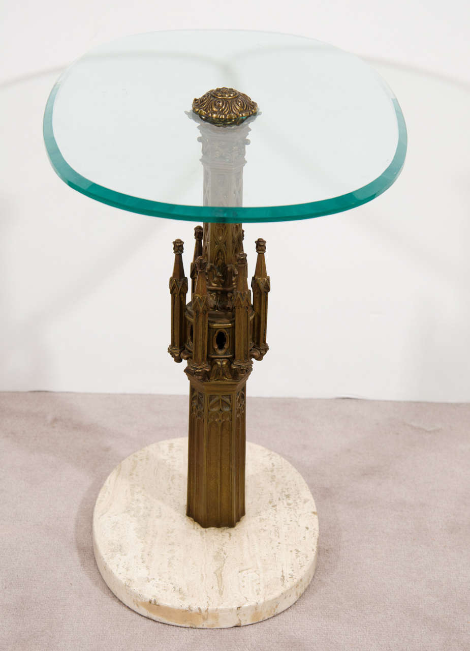 Paire de tables d'appoint ou de bout italiennes gothiques en laiton, verre et marbre travertin en vente 9