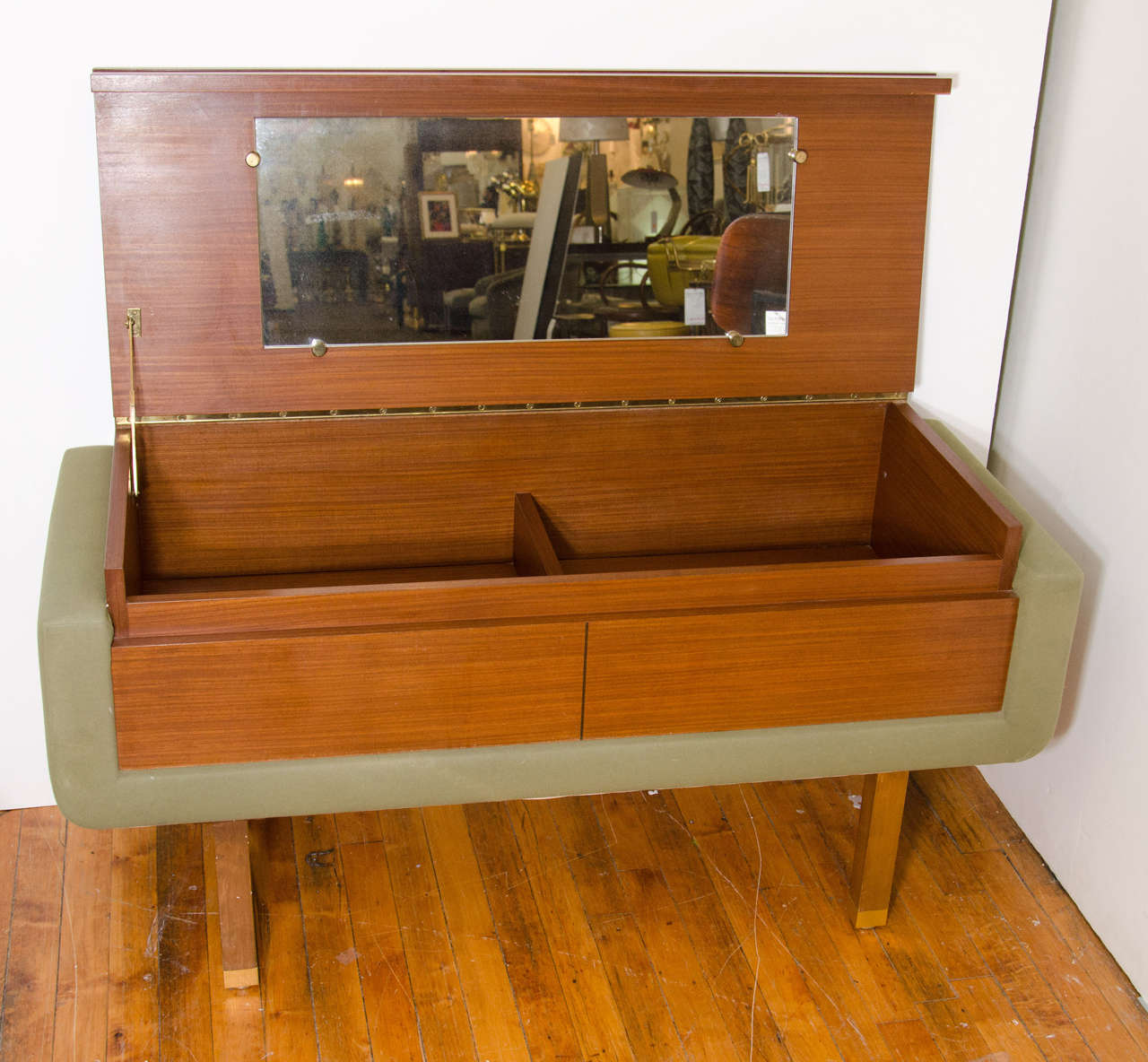 Rare meuble-lavabo français du milieu du siècle avec rangement Bon état à New York, NY
