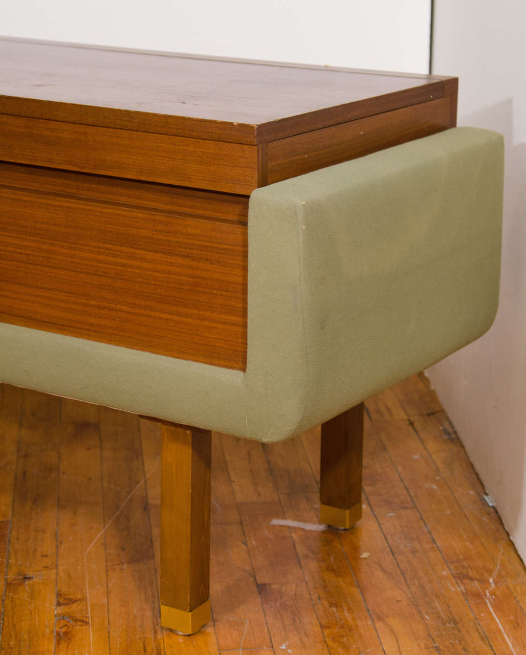 Textile Rare meuble-lavabo français du milieu du siècle avec rangement