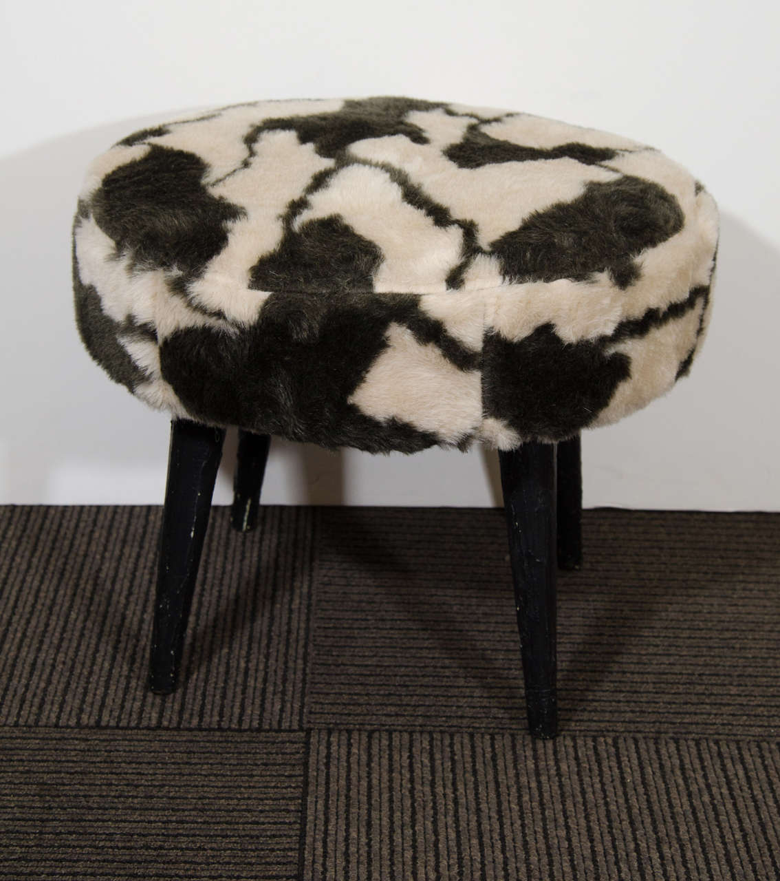 A vintage drum style bench or stool with faux fur animal print upholstery.

Good vintage condition with age appropriate wear. Craquelure to legs. Some scuffs.

Reduced from:  $650