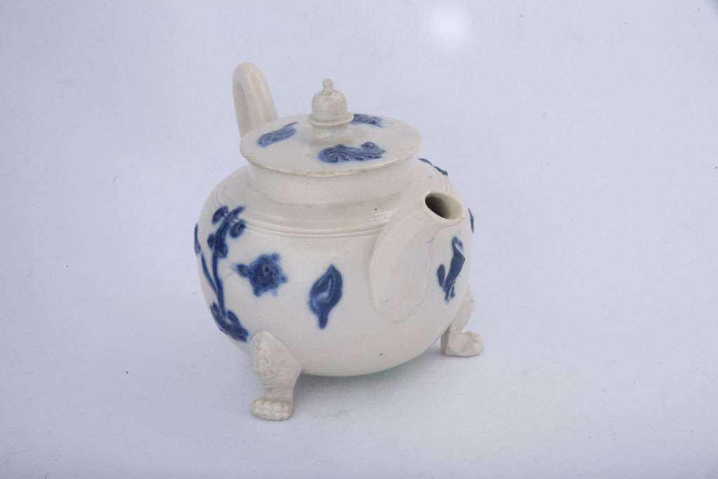 English Saltglazed Stoneware Teapot In Good Condition For Sale In New York, NY