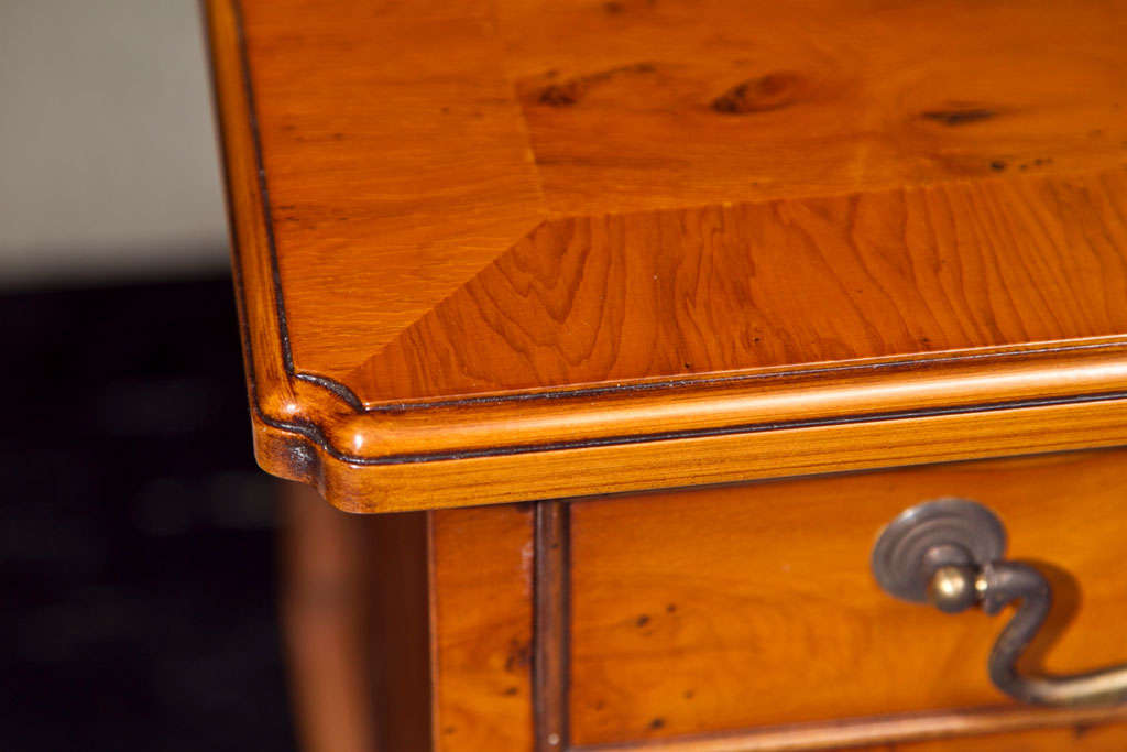 Queen Anne Commode basse anglaise à quatre tiroirs en bois d'if anglais en vente