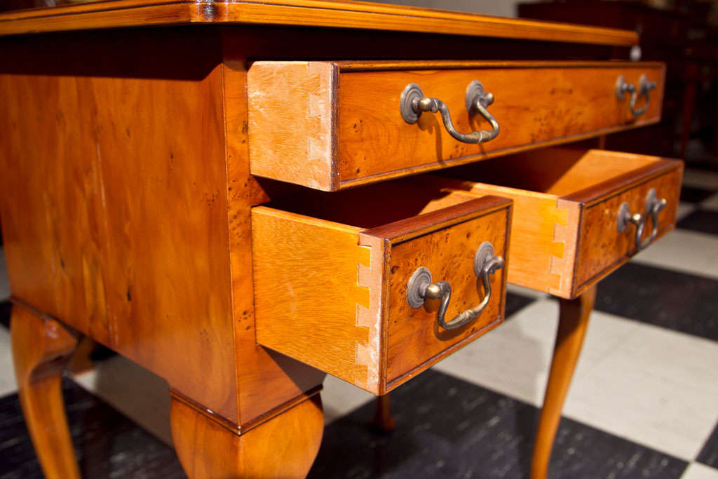 Britannique Commode basse anglaise à quatre tiroirs en bois d'if anglais en vente