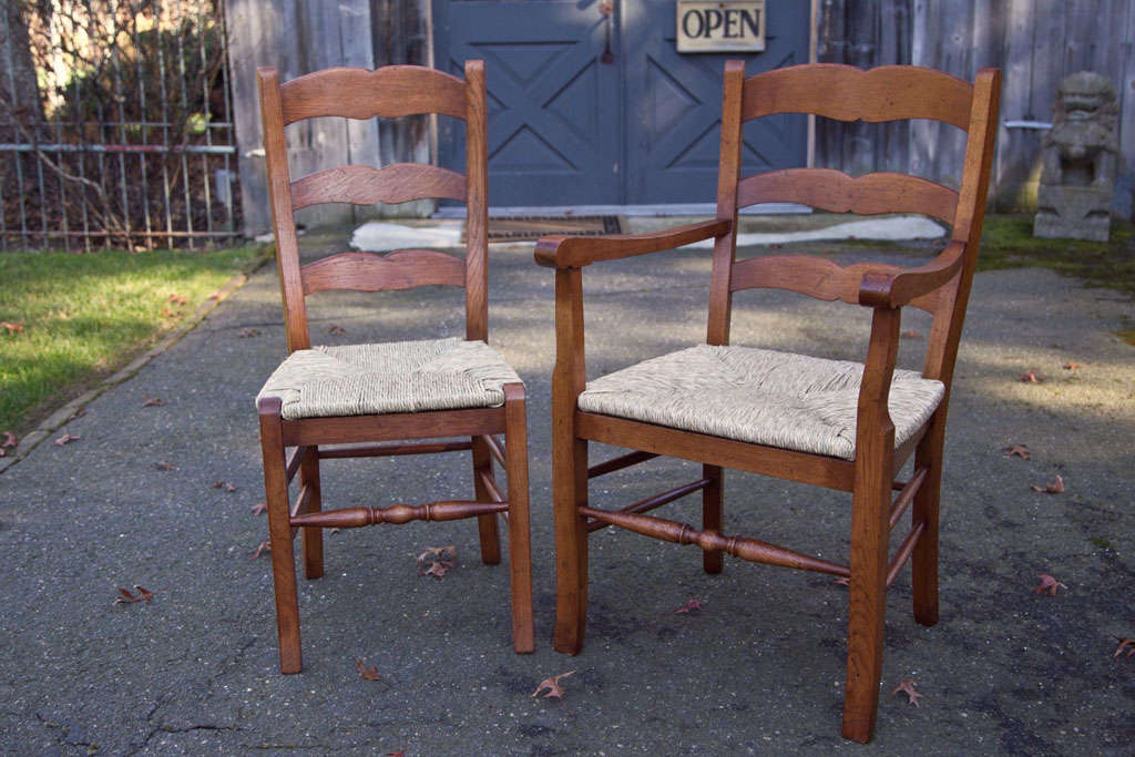 Individuelles Set von acht Stühlen im französischen Stil mit Leiterrücken (Französische Provence) im Angebot