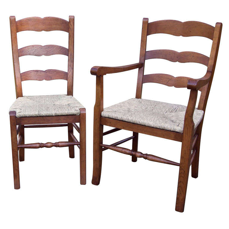 Individuelles Set von acht Stühlen im französischen Stil mit Leiterrücken im Angebot