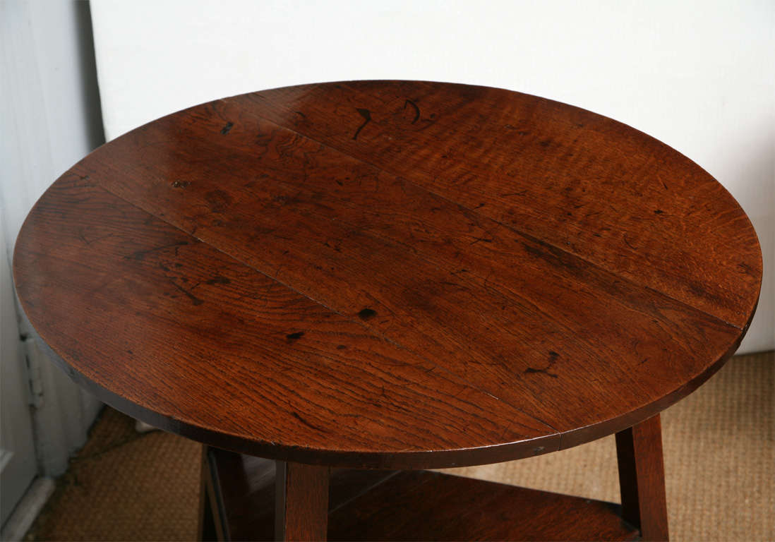 Superbly Patinated 18th Century Oak Cricket Table In Good Condition In Greenwich, CT