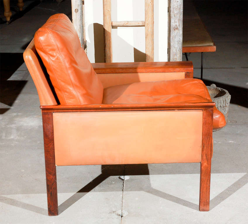 Milieu du XXe siècle Hans Olsen fauteuil en bois de rose et cuir en vente