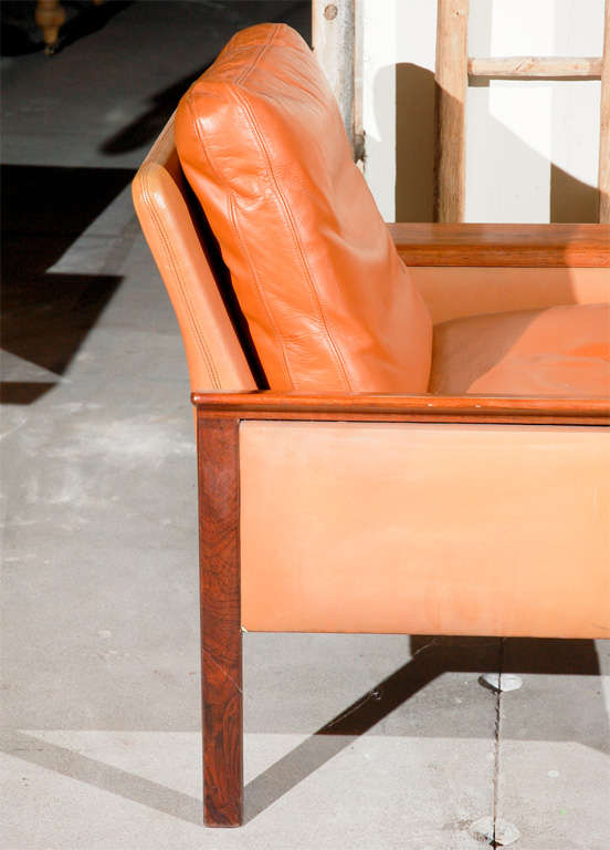 Cuir Hans Olsen fauteuil en bois de rose et cuir en vente