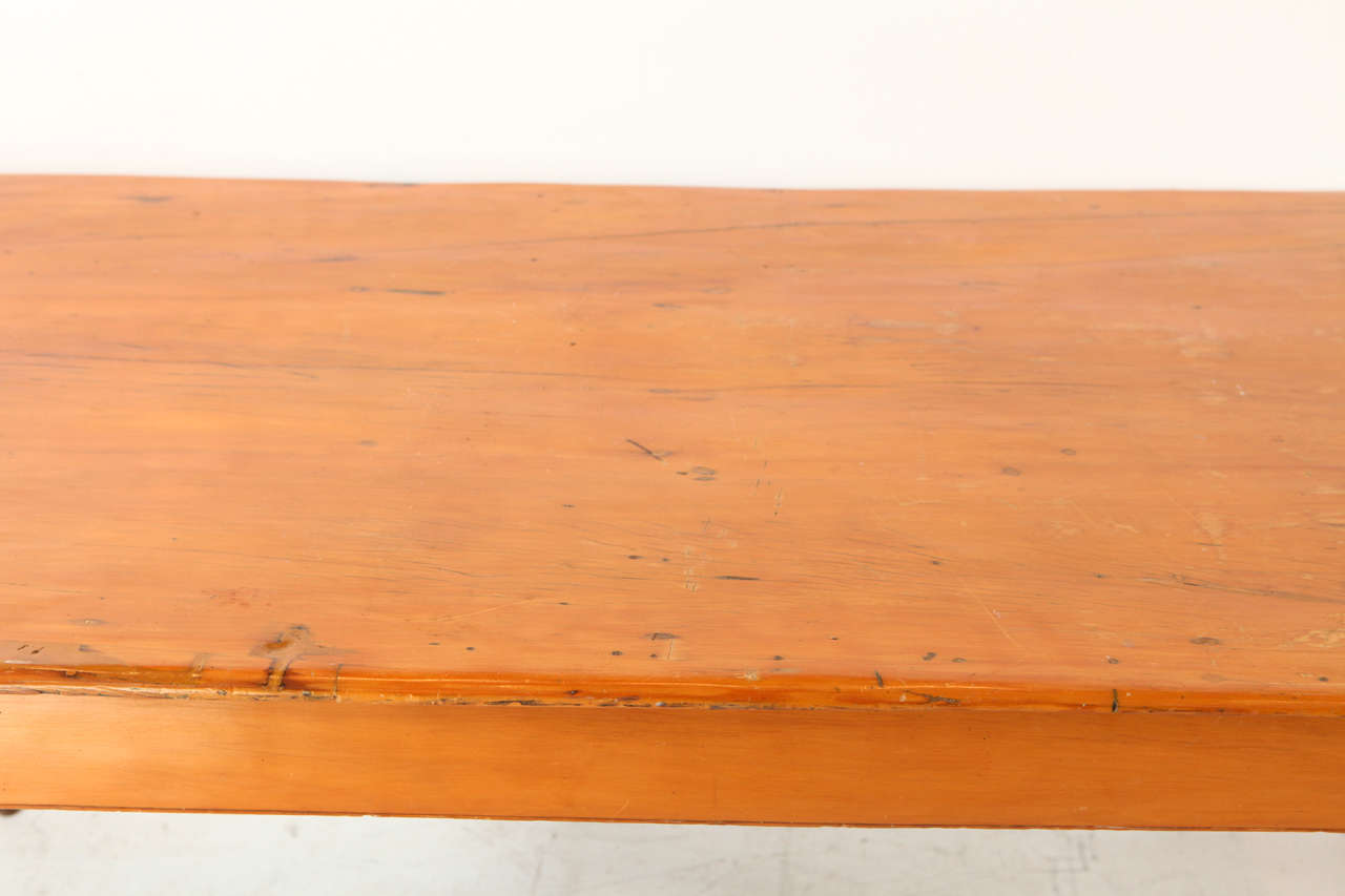 Vintage Two-Tone Pine Farm Table In Excellent Condition In Los Angeles, CA