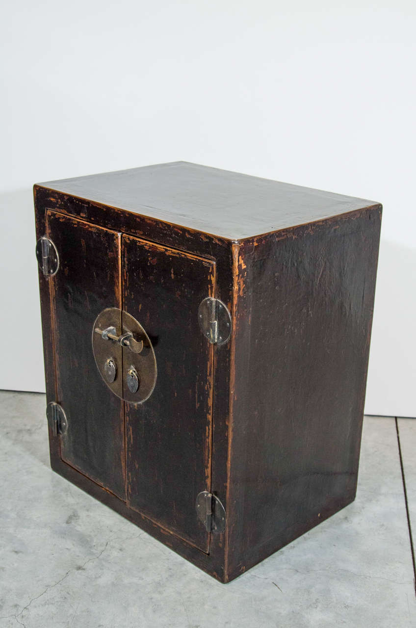 Ein kleiner antiker Apothekerschrank mit Papieretiketten und Türen. Aus der Provinz Shanxi:: ca. 1900. 
BX428