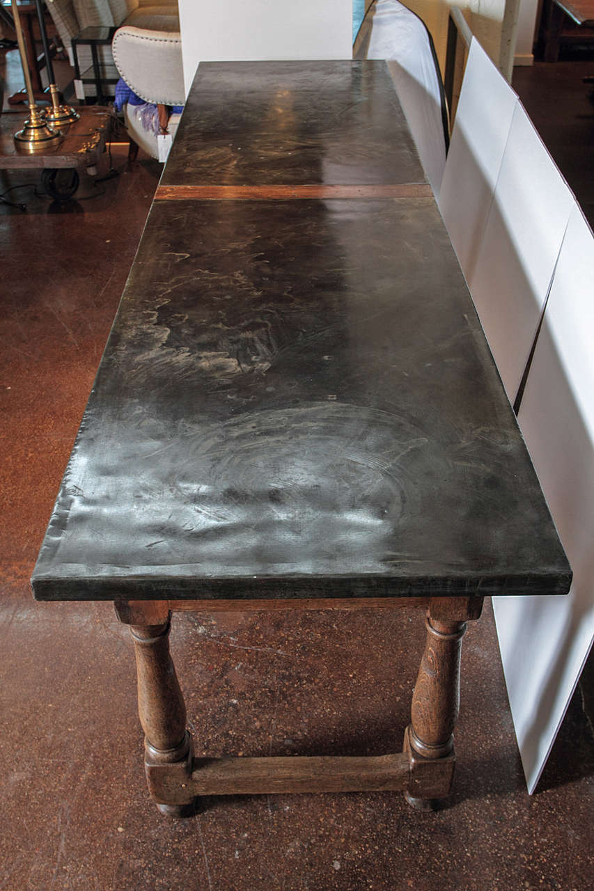 Table de réfectoire de monastère vers 1880 avec plateau en zinc
