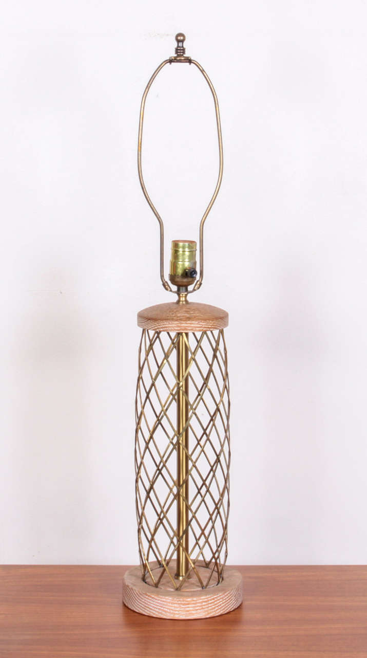 Américain Paire de lampes mi-siècle moderne en chêne cérusé et laiton en vente