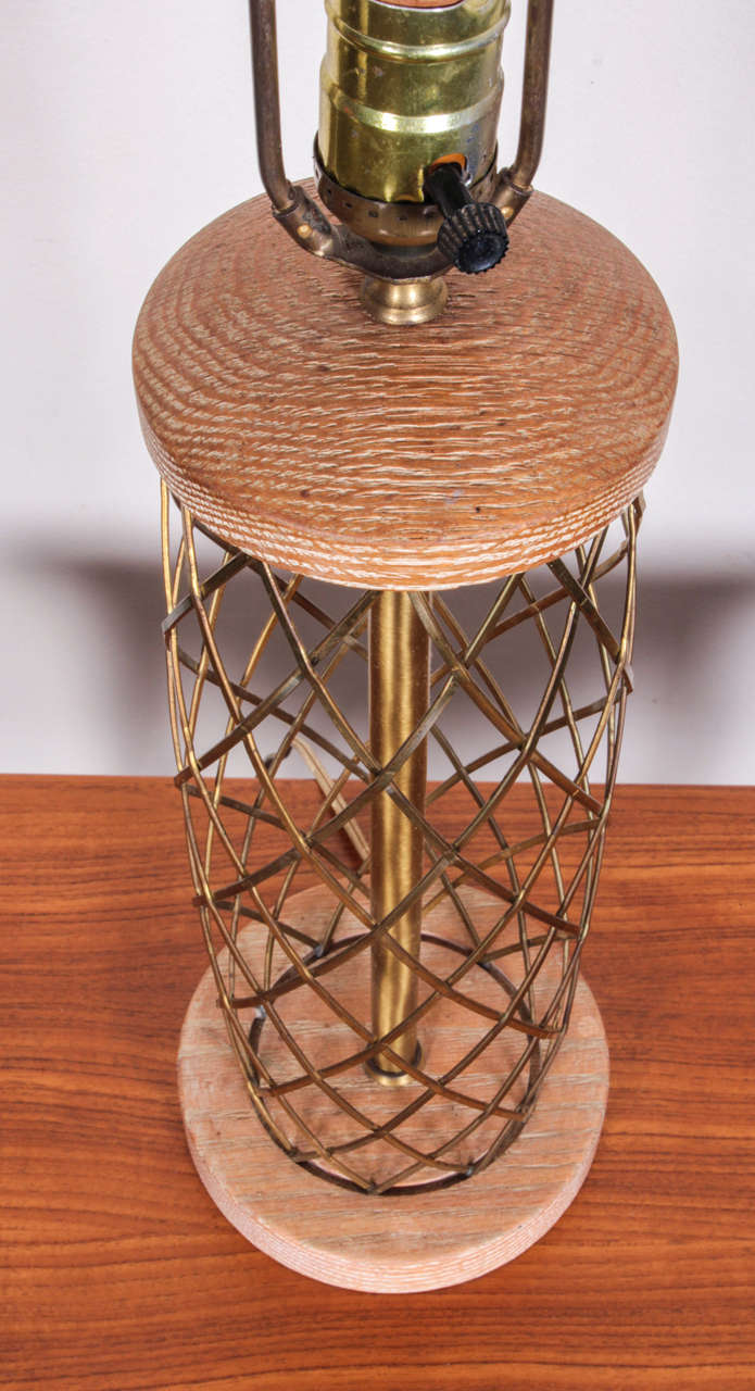 Laiton Paire de lampes mi-siècle moderne en chêne cérusé et laiton en vente