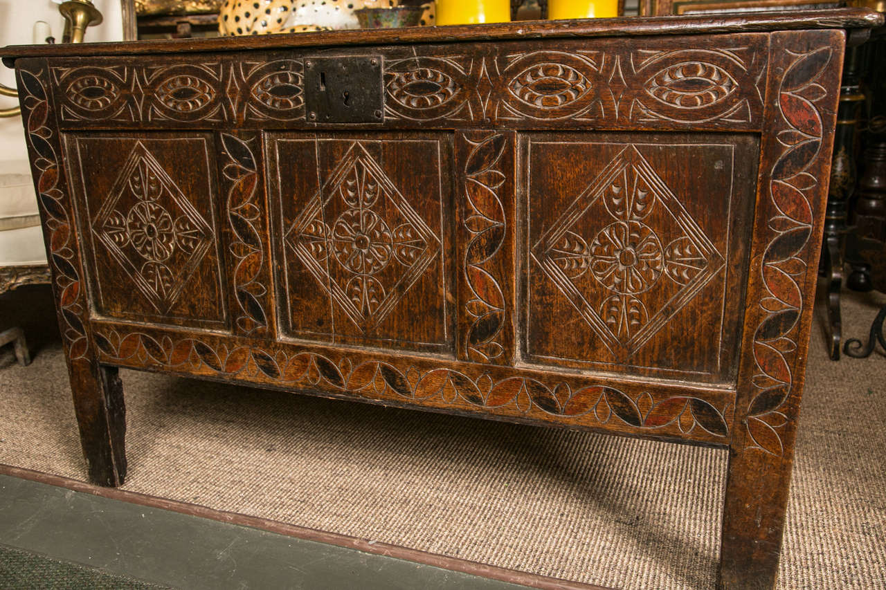 17th Century Oak Coffer In Good Condition For Sale In Stamford, CT