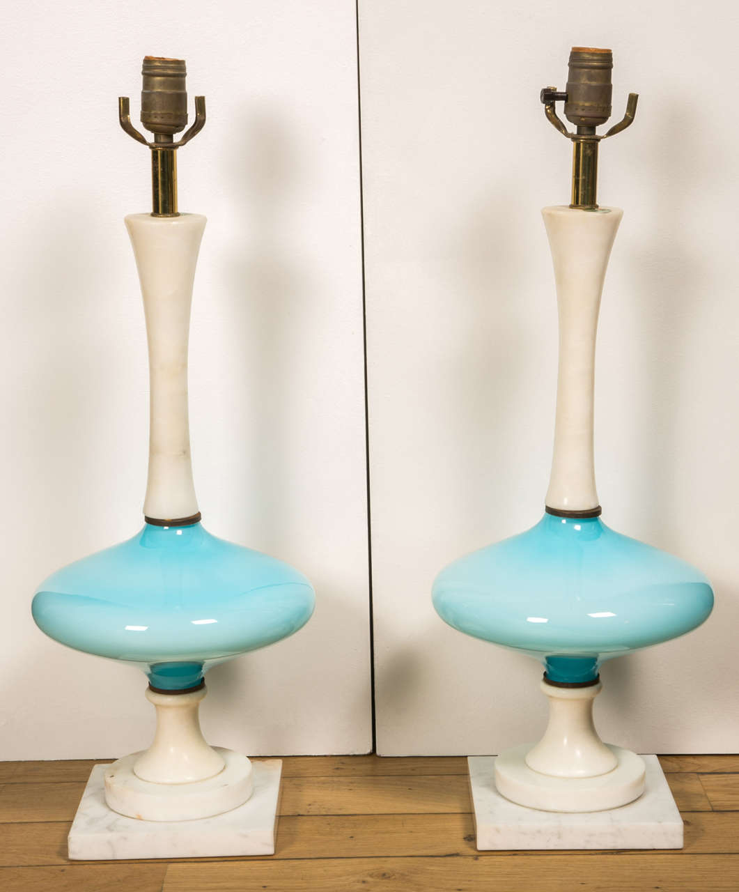 Beautiful pair of italian lamps, circa 1970
White marbre of Carrare and beautiful turquoise color in glass
In good vintage condition. 

Electrification to do.