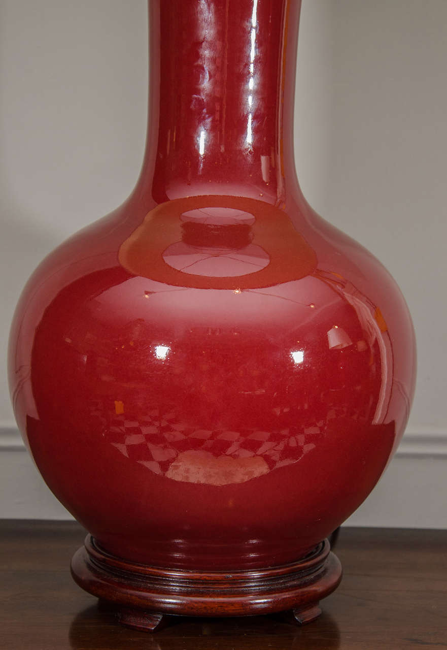 Qing Vase unique chinois Langyao Hong en porcelaine rouge sang, câblé comme une lampe en vente